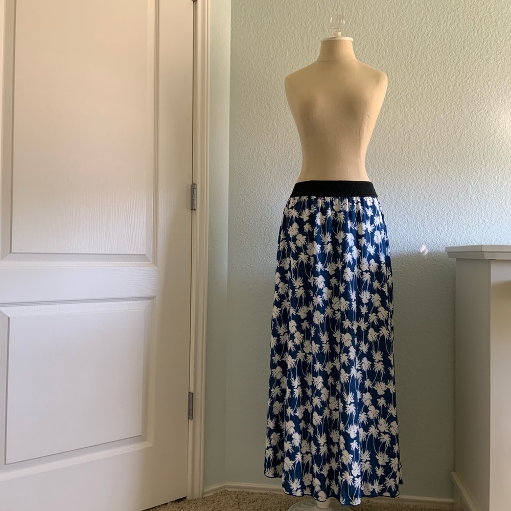 Size S (4-6) LULAROE Palm Tree Print Lucy Skirt